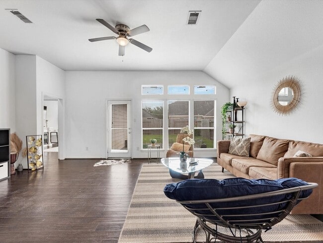 Building Photo - 2042 Shore Breeze Dr