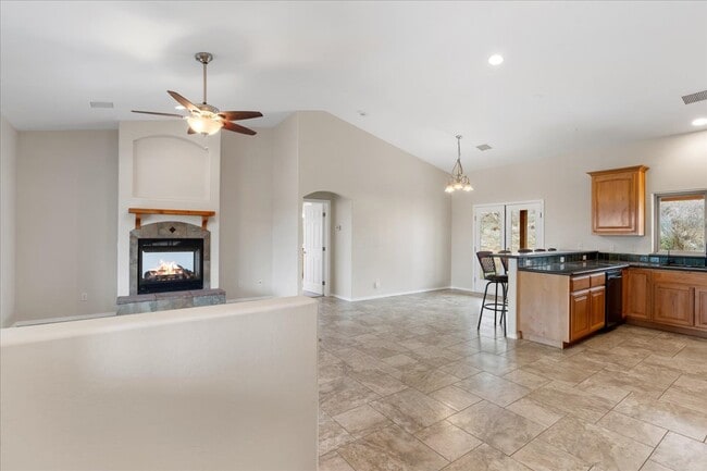 Building Photo - 815 E Paniolo Wy