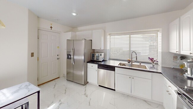 Building Photo - Spanish Trails Guard Gated Townhome!