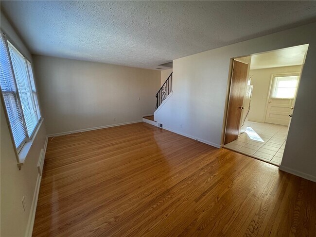 Building Photo - 16 Summit St