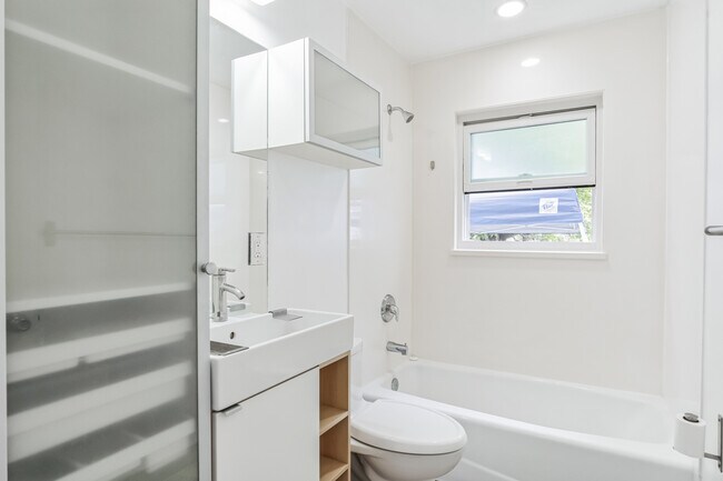 Full bath - 401 E Maxwell Ln