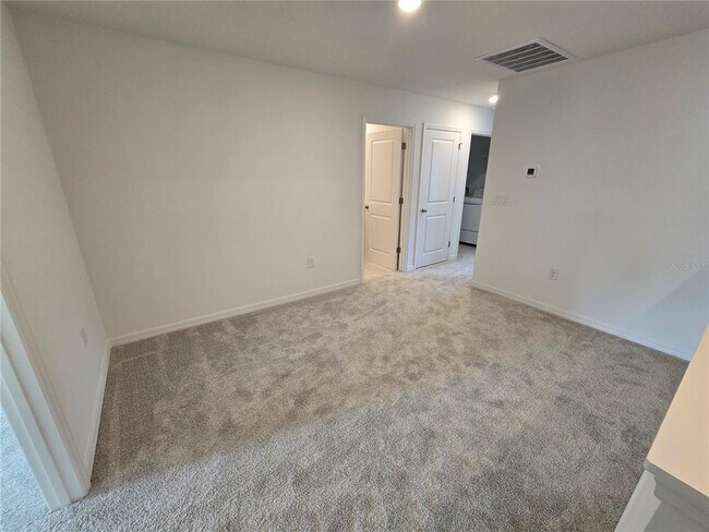 Building Photo - 737 W Oak Dr