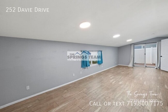 Building Photo - 252 Davie Dr