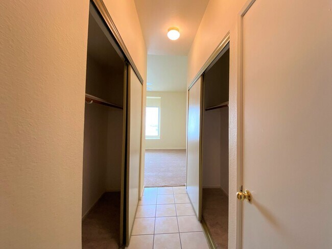 Building Photo - 2 BEDROOM 2 BATH IN NORTHWEST DOUBLE GATED GOLF COURSE COMMUNITY!