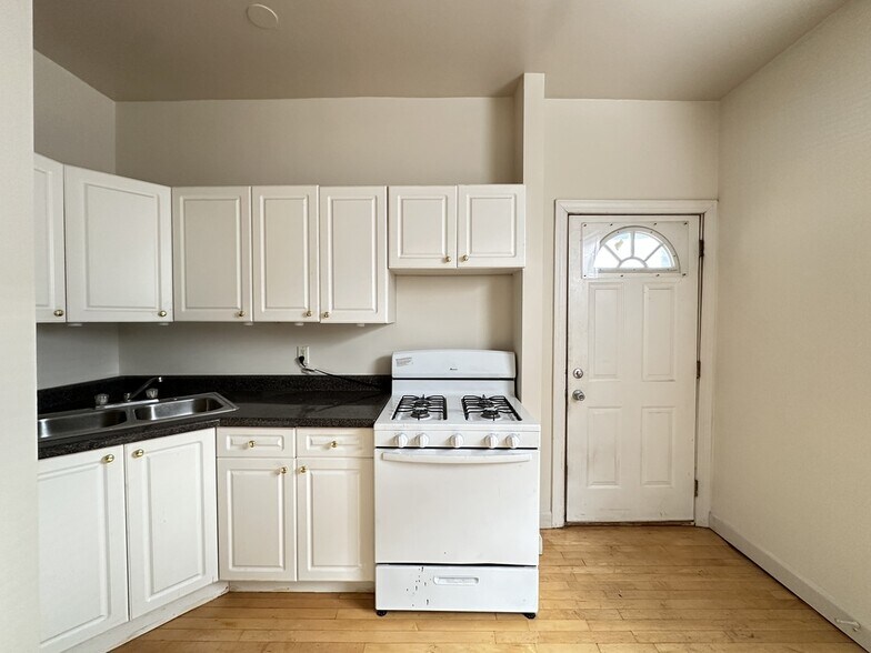 Building Photo - 1322 Oak Ave