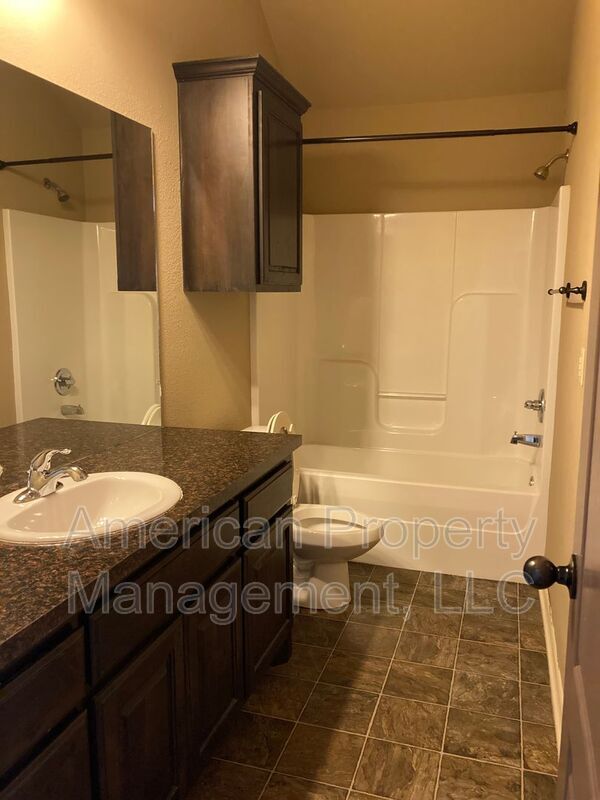 Building Photo - 15609 S Broadway St