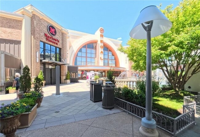 Building Photo - 120 Grand Cres