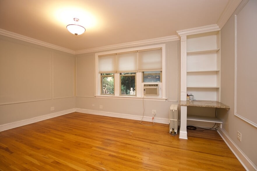 Building Photo - 519 W Surf St