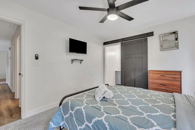 Building Photo - 302 Manden Rd