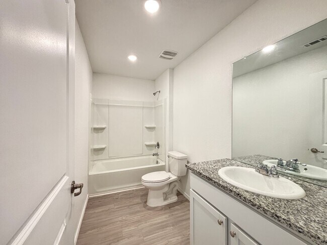 Building Photo - Almost New 3/2 in Thea Meadows