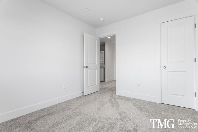 Building Photo - 977 Creer Way