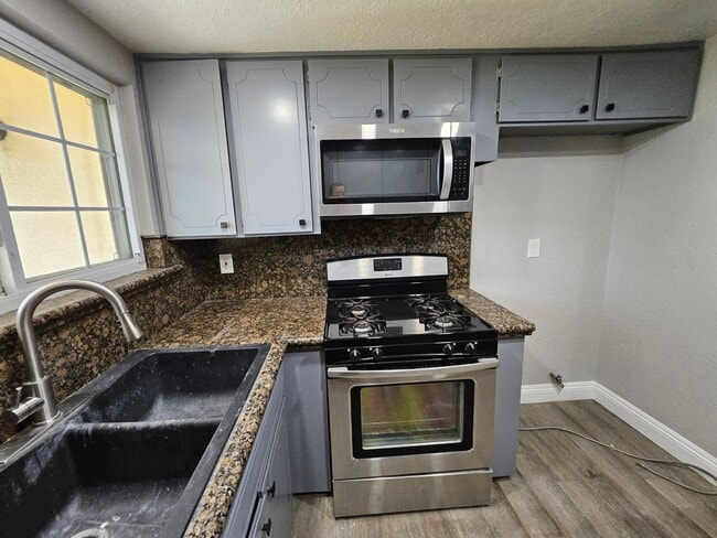 Building Photo - Welcome Home! Spacious Floor Plan 3 Bed 2 ...