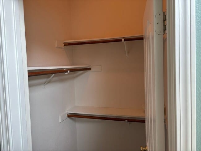 Building Photo - Lakeside Community Beauty