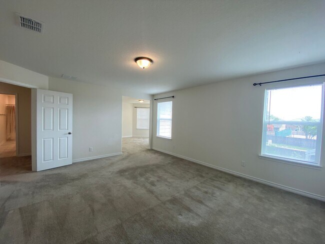 Building Photo - EDGEBROOK