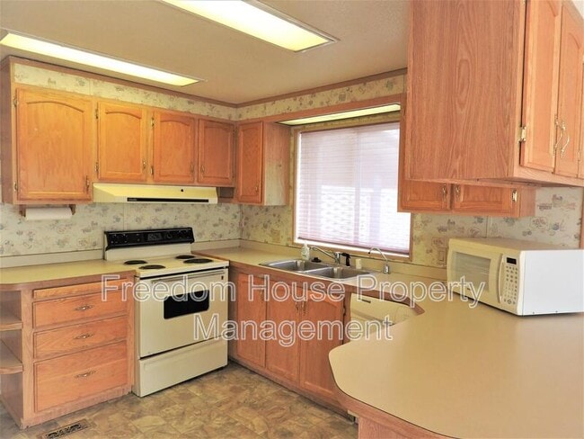 Building Photo - 2770 Rio Rico Dr