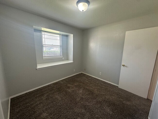 Building Photo - 4844 Woodview Dr