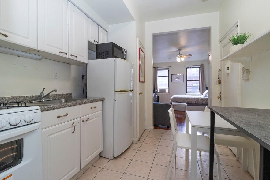 Building Photo - 300 E 82nd St