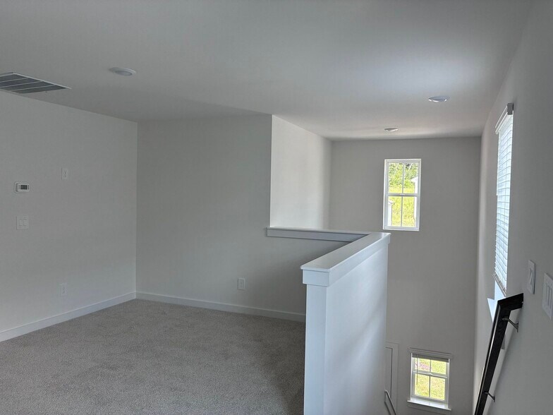 Building Photo - 1780 Flora Grv
