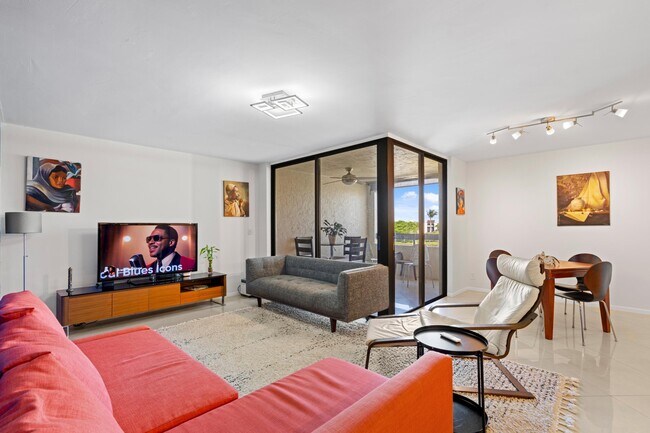 Building Photo - 825 Egret Cir