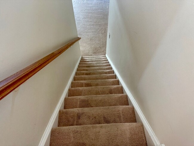 Building Photo - Beautiful 3BR 3BA Townhouse • Updated Kitchen • Deck • 2-Car Garage in Beavercreek