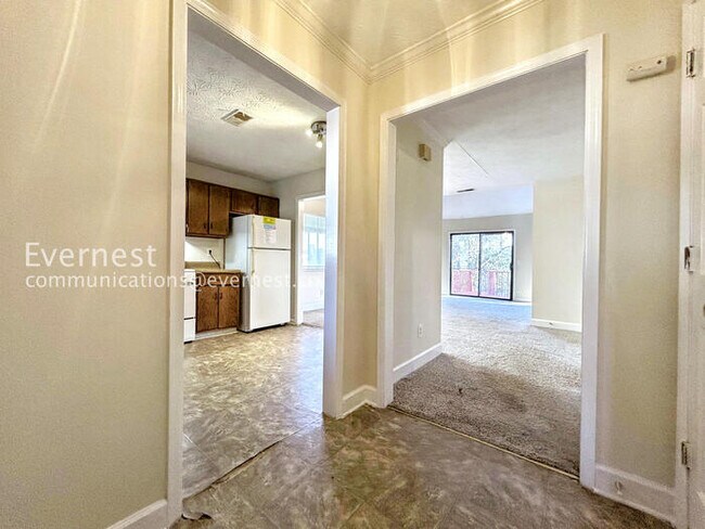 Building Photo - 2 Bed/2 Bath Home with Fenced Yard /Available now!