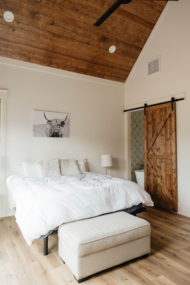 Building Photo - 1031 Pinehurst Dr