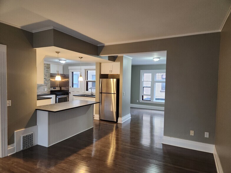 Building Photo - Fully Renovated Park and Beverly Apartments!