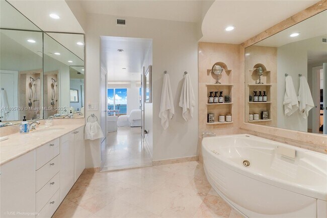 Building Photo - 781 Crandon Blvd