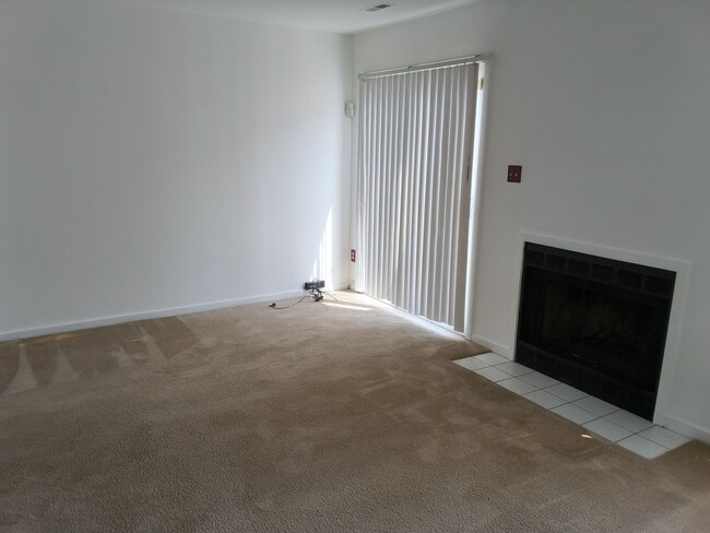 Building Photo - 3044 Kim Dr