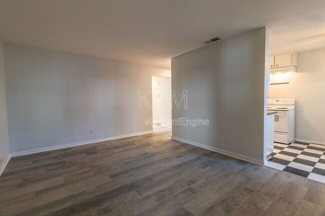 Building Photo - 445 Almond Dr