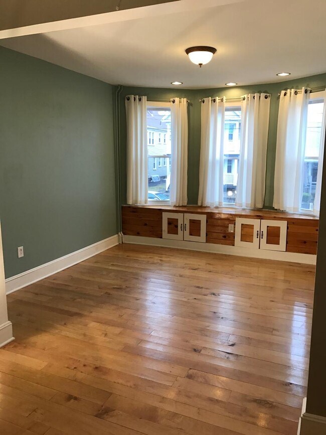 Building Photo - 10 Parkview Ct