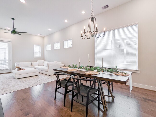 Building Photo - 1114 W 15th 1/2 St