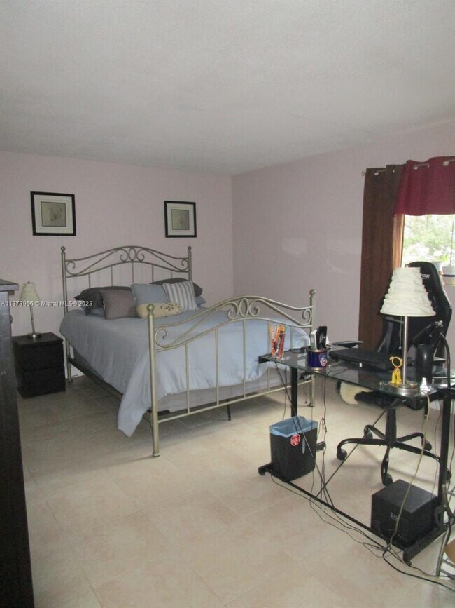 Building Photo - 3061 NE 49th St