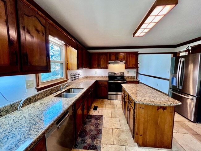 Building Photo - 4 bedroom ranch in the desirable Bellamy W...