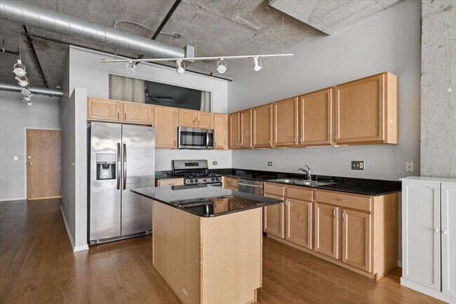 Building Photo - 933 W Van Buren St