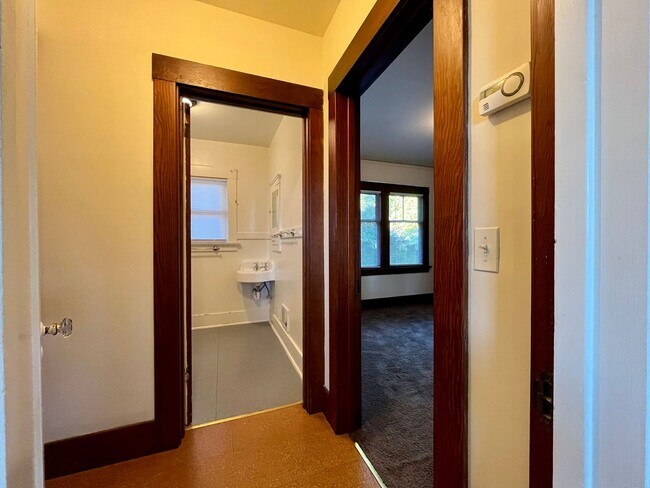 Building Photo - Cozy 1 bedroom, 1 bathroom home, conveniently located!