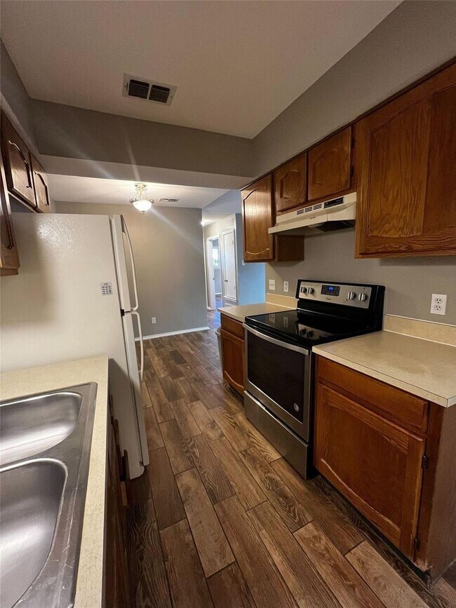 Building Photo - Awesome move in Ready Home!!