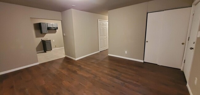 Building Photo - Large Floor Plan