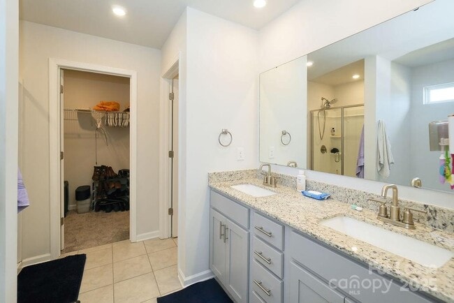 Building Photo - 547 Sitka Dr