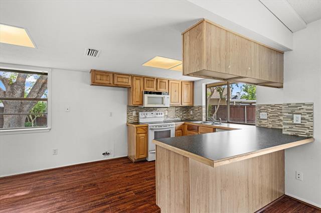 Building Photo - 2804 Royal Oaks Dr