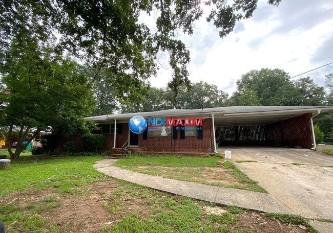 Primary Photo - House with backyard and patio in Austell