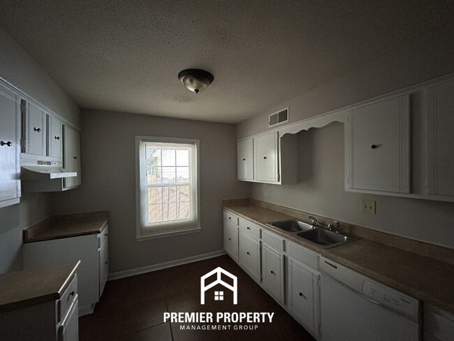 Building Photo - 3BR/2BA Memphis Rental with Attached 2-Car Garage & Hardwood Flooring