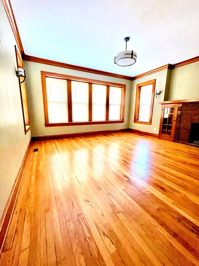 Building Photo - 3227 N Albany Ave