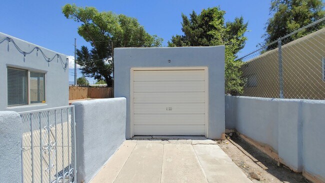 Building Photo - 808 Vassar Dr NE