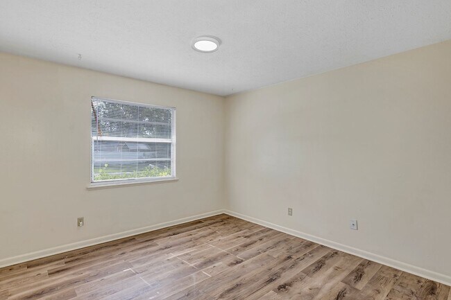 Building Photo - 3800 SE 17th Ct