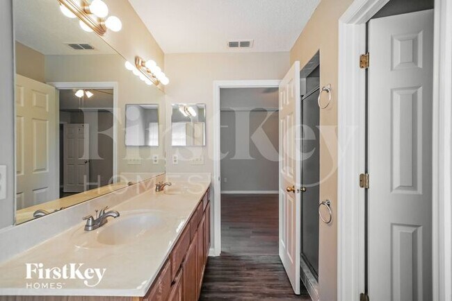 Building Photo - 489 MacKenzie Cir