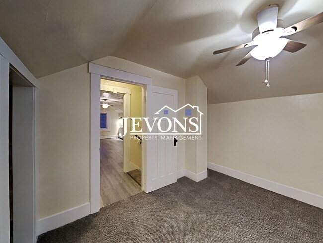 Building Photo - Make yourself at home in this apartment lo...