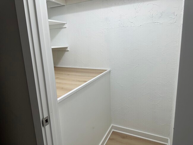 Building Photo - 137 N Center St