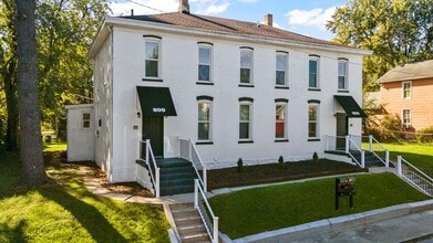 Building Photo - One bedroom available for a move in right ...