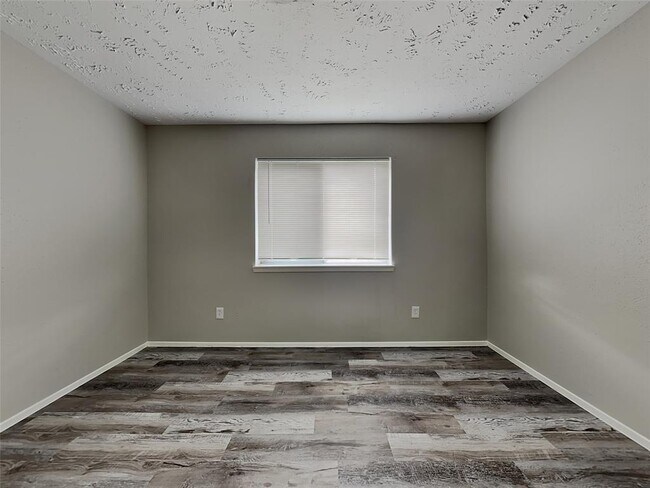 Building Photo - 11122 Drakeland Dr